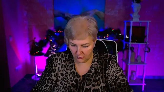 Snapshot of MaryMogan chatting on December 18, 2025, 1:04 pm MaryMogan online show from December 18, 2025, 1:04 pm