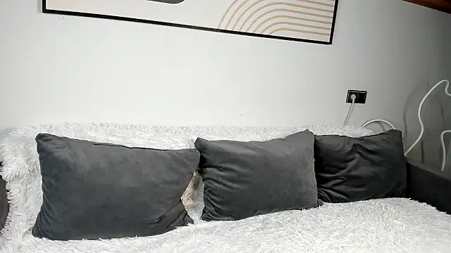 KarlyFees online show from March 4, 2026, 8:11 am