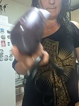 Snapshot of Fluturas2 chatting on October 18, 2025, 5:37 pm Fluturas2 online show from October 18, 2025, 5:37 pm