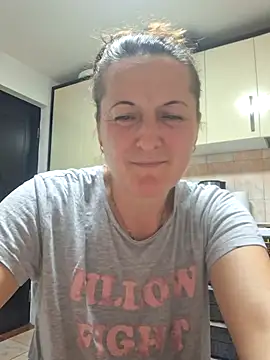 Snapshot of Fluturas2 chatting on October 19, 2025, 5:48 pm Fluturas2 online show from October 19, 2025, 5:48 pm