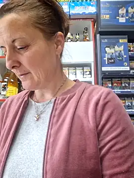 Snapshot of Fluturas2 chatting on October 6, 2025, 10:16 am Fluturas2 online show from October 6, 2025, 10:16 am