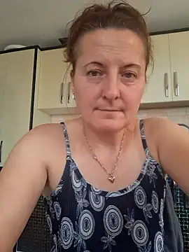 Snapshot of Fluturas2 chatting on October 12, 2025, 12:28 pm Fluturas2 online show from October 12, 2025, 12:28 pm