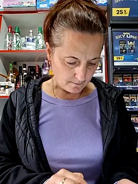 Snapshot of Fluturas2 chatting on November 5, 2025, 10:51 am Fluturas2 online show from November 5, 2025, 10:51 am