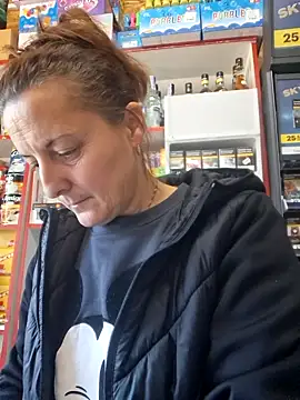 Snapshot of Fluturas2 chatting on October 20, 2025, 8:59 am Fluturas2 online show from October 20, 2025, 8:59 am