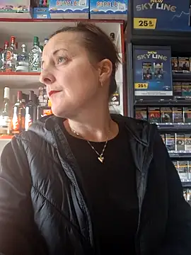 Snapshot of Fluturas2 chatting on October 15, 2025, 1:41 pm Fluturas2 online show from October 15, 2025, 1:41 pm