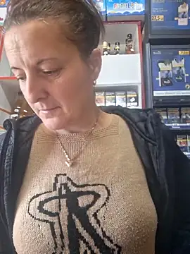 Snapshot of Fluturas2 chatting on October 5, 2025, 6:04 am Fluturas2 online show from October 5, 2025, 6:04 am