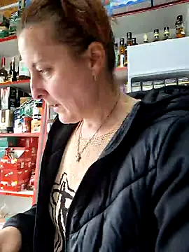 Snapshot of Fluturas2 chatting on October 29, 2025, 1:43 pm Fluturas2 online show from October 29, 2025, 1:43 pm