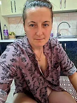 Snapshot of Fluturas2 chatting on November 7, 2025, 8:19 am Fluturas2 online show from November 7, 2025, 8:19 am