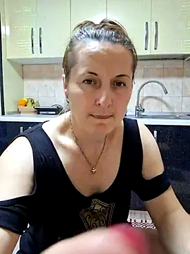 Snapshot of Fluturas2 chatting on November 6, 2025, 7:40 pm Fluturas2 online show from November 6, 2025, 7:40 pm