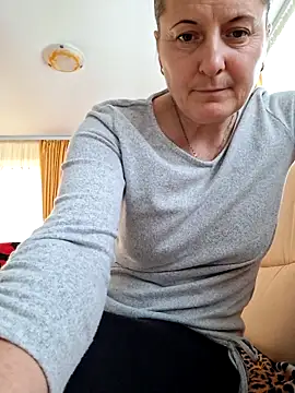 Snapshot of Fluturas2 chatting on November 21, 2025, 1:10 pm Fluturas2 online show from November 21, 2025, 1:10 pm