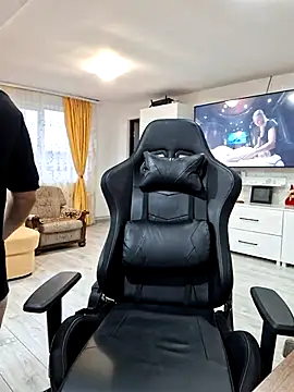 Snapshot of Fluturas2 chatting on December 1, 2025, 1:23 pm Fluturas2 online show from December 1, 2025, 1:23 pm