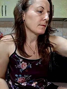 Snapshot of Fluturas2 chatting on November 18, 2025, 10:13 pm Fluturas2 online show from November 18, 2025, 10:13 pm