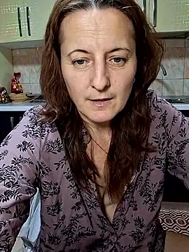 Snapshot of Fluturas2 chatting on November 9, 2025, 11:20 pm Fluturas2 online show from November 9, 2025, 11:20 pm