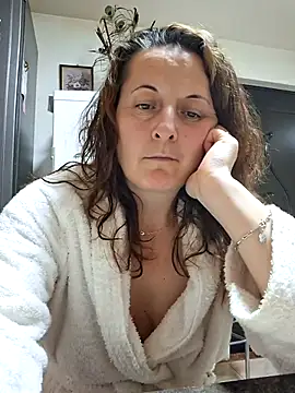 Snapshot of Fluturas2 chatting on December 14, 2025, 8:47 pm Fluturas2 online show from December 14, 2025, 8:47 pm