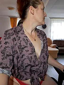 Snapshot of Fluturas2 chatting on November 27, 2025, 8:04 am Fluturas2 online show from November 27, 2025, 8:04 am