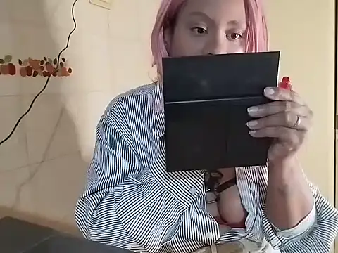 Snapshot of queencinnamon chatting on November 9, 2025, 7:01 am queencinnamon online show from November 9, 2025, 7:01 am