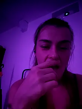 Snapshot of Carolinemiam chatting on November 4, 2025, 2:26 am Carolinemiam online show from November 4, 2025, 2:26 am