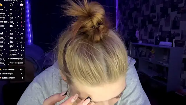 Snapshot of SwiiSweet chatting on December 13, 2025, 8:04 pm SwiiSweet online show from December 13, 2025, 8:04 pm