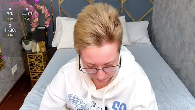 Snapshot of AlexandraGreen chatting on October 21, 2025, 3:55 pm AlexandraGreen online show from October 21, 2025, 3:55 pm