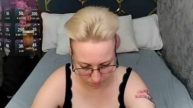 Snapshot of AlexandraGreen chatting on November 16, 2025, 9:08 pm AlexandraGreen online show from November 16, 2025, 9:08 pm