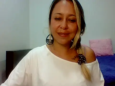 Snapshot of leah_susman chatting on November 18, 2025, 2:27 am leah susman online show from November 18, 2025, 2:27 am