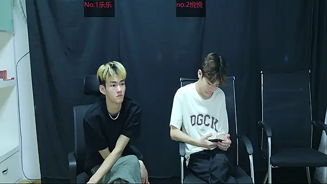 Snapshot of Excited-boys chatting on October 2, 2025, 11:24 am Excited-boys online show from October 2, 2025, 11:24 am