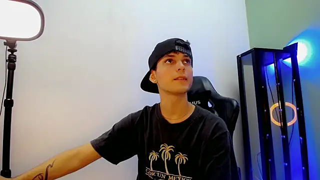 Snapshot of dilan_hott_ chatting on December 3, 2025, 4:28 pm dilan hott online show from December 3, 2025, 4:28 pm