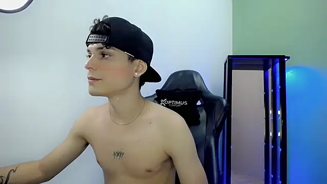 Snapshot of dilan_hott_ chatting on December 1, 2025, 7:37 pm dilan hott online show from December 1, 2025, 7:37 pm