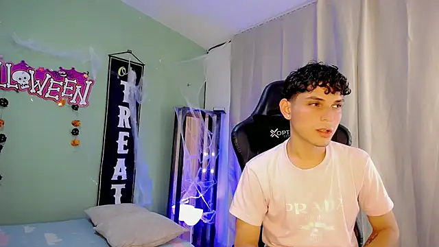 Snapshot of dilan_hott_ chatting on October 27, 2025, 8:10 pm dilan hott online show from October 27, 2025, 8:10 pm