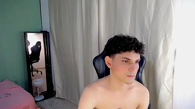 Snapshot of dilan_hott_ chatting on November 19, 2025, 8:31 pm dilan hott online show from November 19, 2025, 8:31 pm