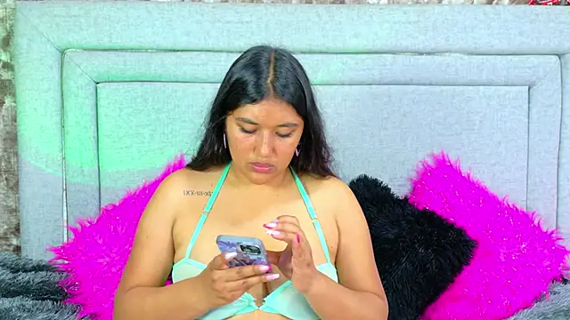 Snapshot of SharaRous chatting on November 19, 2025, 12:05 pm SharaRous online show from November 19, 2025, 12:05 pm