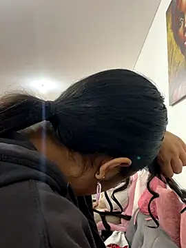 Snapshot of SharaRous chatting on December 5, 2025, 12:04 pm SharaRous online show from December 5, 2025, 12:04 pm