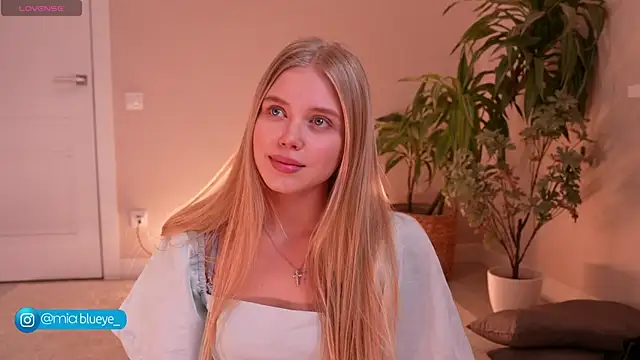 Snapshot of Miablueye chatting on November 20, 2025, 3:12 pm Miablueye online show from November 20, 2025, 3:12 pm