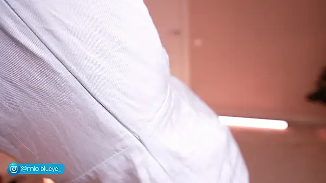 Snapshot of Miablueye chatting on February 23, 2026, 3:56 pm Miablueye online show from February 23, 2026, 3:56 pm