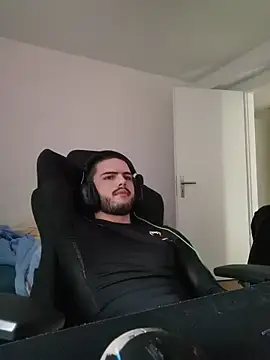 EyesNeverLies online show from October 31, 2025, 7:38 am