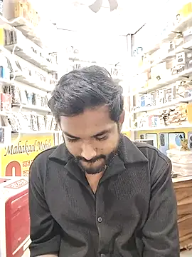 Snapshot of avi007p chatting on December 4, 2025, 1:43 pm avi007p online show from December 4, 2025, 1:43 pm