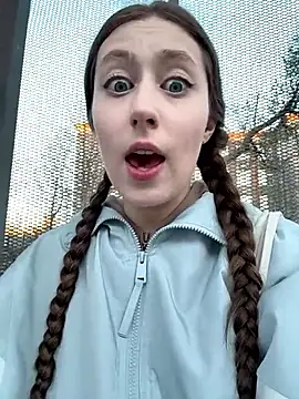 FroggyAnna online show from April 20, 2026, 4:52 pm