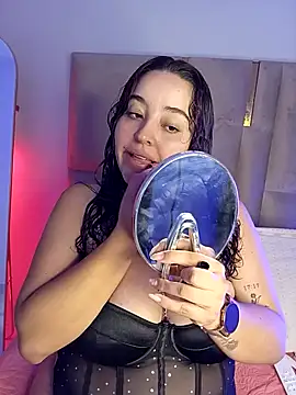 LoanaSantos online show from February 4, 2026, 9:32 pm