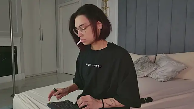 VioletAsh online show from May 9, 2026, 4:27 am