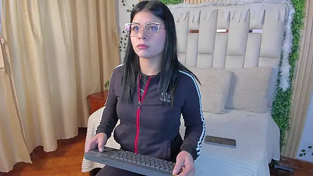 Jade Nmm online show from November 29, 2025, 1:11 pm