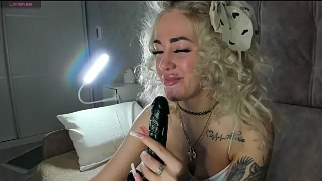 Kira Key online show from April 20, 2026, 11:50 pm