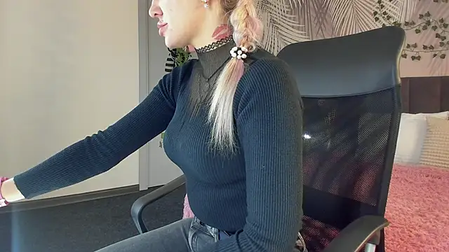 Kira Key online show from November 7, 2025, 1:43 am