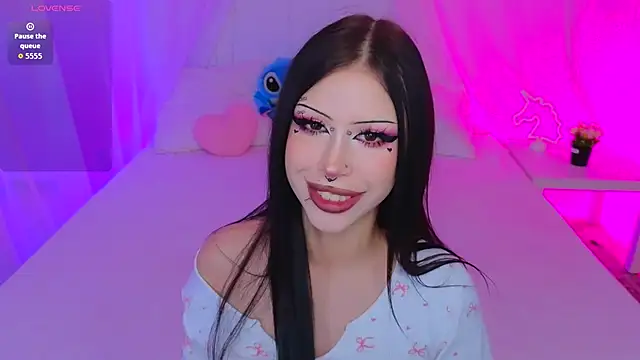 venomeowww   online show from November 4, 2025, 3:21 am