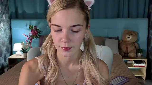 Aurora Bennet online show from December 1, 2025, 11:05 pm