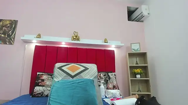 monalind220 online show from October 12, 2025, 2:18 pm