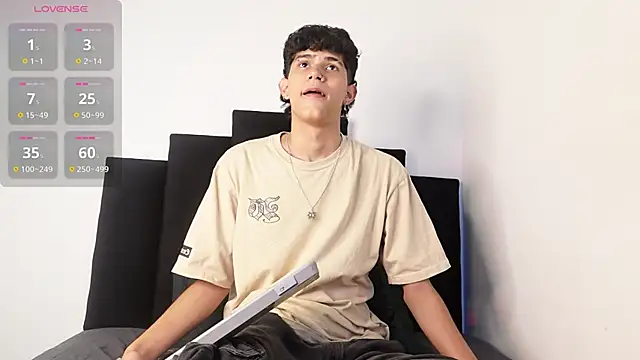 Snapshot of alexmark_ chatting on December 2, 2025, 2:30 pm alexmark online show from December 2, 2025, 2:30 pm