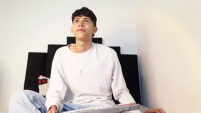 Snapshot of alexmark_ chatting on November 6, 2025, 1:37 pm alexmark online show from November 6, 2025, 1:37 pm