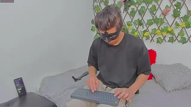 COUPLE25 33 online show from February 11, 2026, 10:59 am