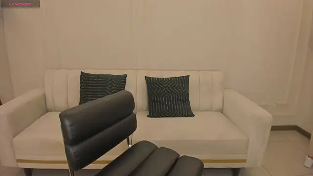 LeahNovac online show from November 25, 2025, 11:10 am