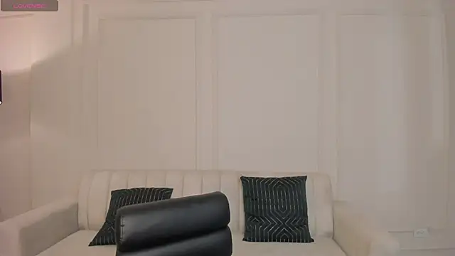 LeahNovac online show from December 5, 2025, 11:20 am